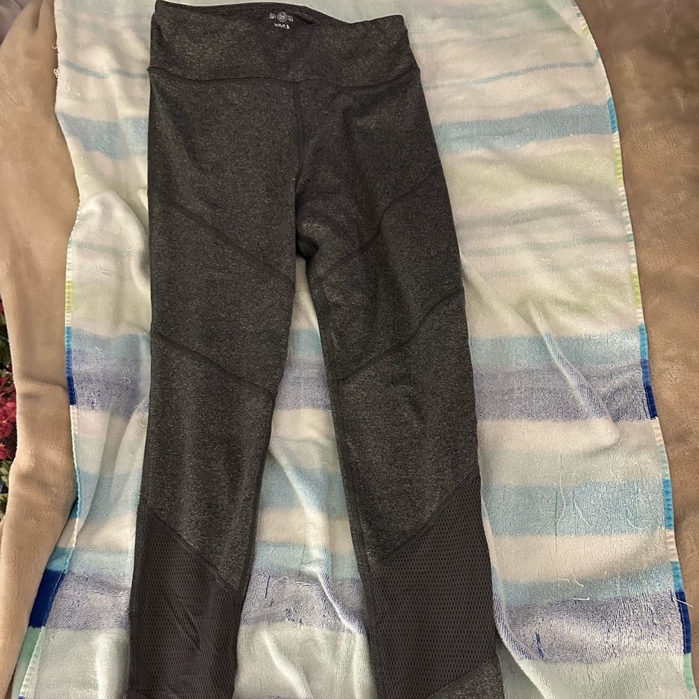 Junior’s SO gray Yoga High-Rise Legging with mesh on legs size M